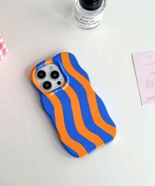 Fun & Daily（ファンアンドデイリー）の「Wave Color Stripe iPhone Case 14 / 15 / 16 / 17 Pro ProMax Air/ アイフォンケース（スマホケース/カバー・レディース・ワインレッド/ブルー/グリーン・iPhone 15 Pro/iPhone 15 Pro Max/iPhone 16/iPhone 16 Pro/iPhone 16 Pro Max/iPhone 15/iPhone 14/iPhone 14 Pro/iPhone 14 Pro Max/iPhone 17/iPhone 17 Pro/iPhone 17 Pro Max/iPhone Air）」の11枚目の写真