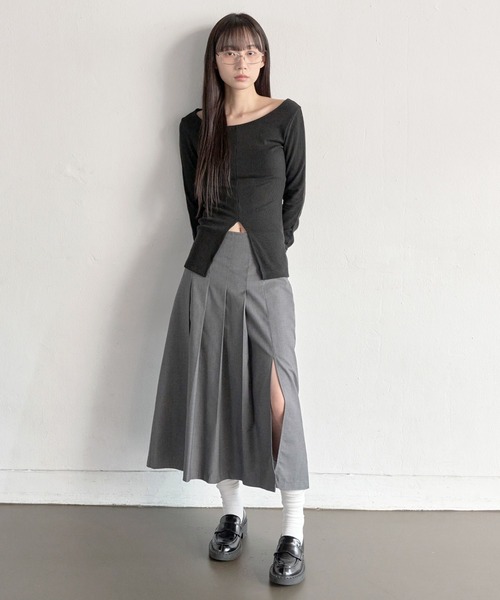 UNE MANSION（ユヌマンション）の「【UNE ORIGINAL】バックウエストゴムスリットプリーツロングスカート（スカート・レディース・ベージュ/グレー/ブラック・SMALL/MEDIUM）」の2枚目の写真