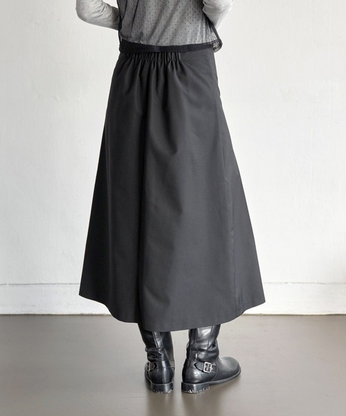 UNE MANSION（ユヌマンション）の「【UNE ORIGINAL】バックウエストゴムスリットプリーツロングスカート（スカート・レディース・ベージュ/グレー/ブラック・SMALL/MEDIUM）」の10枚目の写真