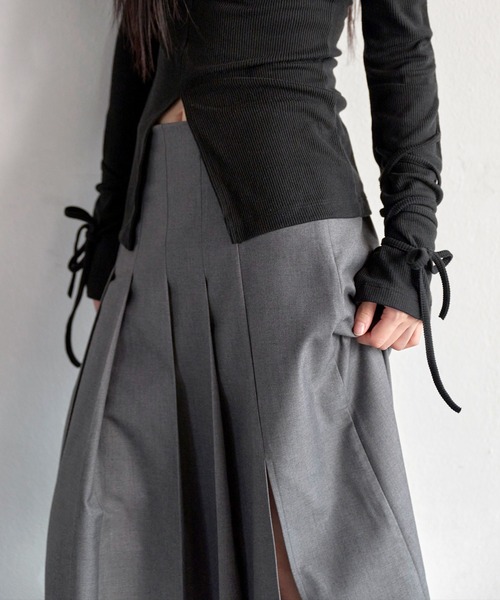 UNE MANSION（ユヌマンション）の「【UNE ORIGINAL】バックウエストゴムスリットプリーツロングスカート（スカート・レディース・ベージュ/グレー/ブラック・SMALL/MEDIUM）」の5枚目の写真