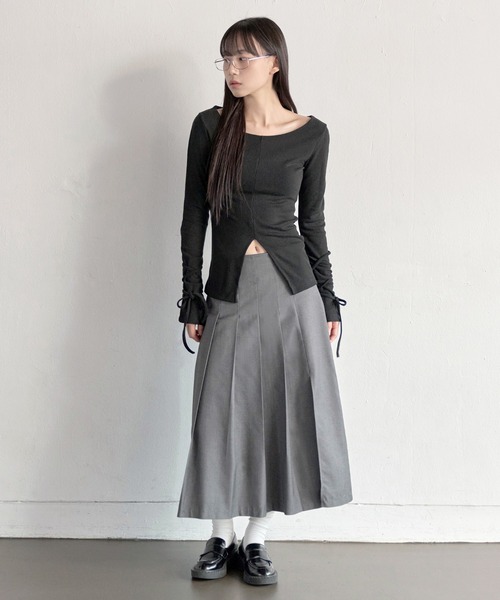 UNE MANSION（ユヌマンション）の「【UNE ORIGINAL】バックウエストゴムスリットプリーツロングスカート（スカート・レディース・ベージュ/グレー/ブラック・SMALL/MEDIUM）」の12枚目の写真