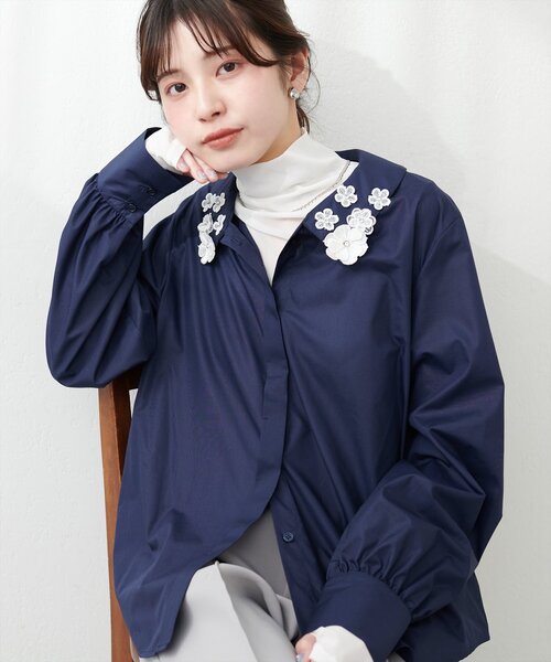 natural couture(ナチュラルクチュール)の「お花モチーフ衿ブラウス(シャツ/ブラウス・レディース・ネイビー/オフホワイト/ブルー・FREE)」の3枚目の写真