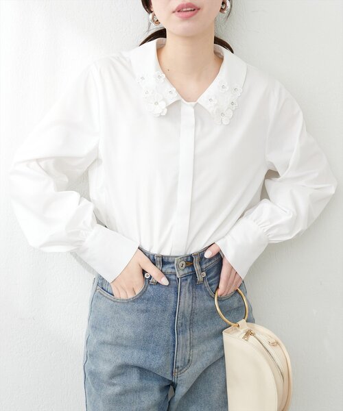 natural couture(ナチュラルクチュール)の「お花モチーフ衿ブラウス(シャツ/ブラウス・レディース・ネイビー/オフホワイト/ブルー・FREE)」の2枚目の写真