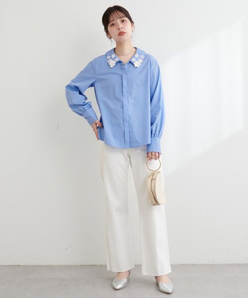 natural couture(ナチュラルクチュール)の「お花モチーフ衿ブラウス(シャツ/ブラウス・レディース・ネイビー/オフホワイト/ブルー・FREE)」の4枚目の写真