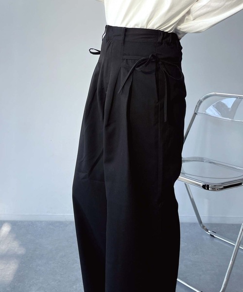 AS KNOW AS plus（アズノゥアズプラス）の「●サイドリボンワイドパンツ（スラックス・レディース・ブラック/チャコールグレー・FREE）」の5枚目の写真