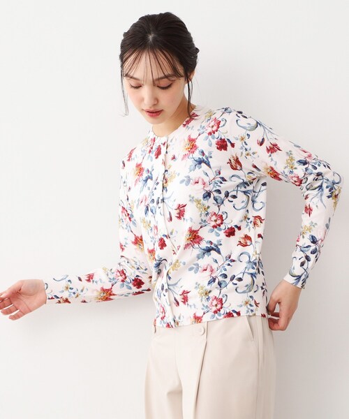LAURA ASHLEY(ローラアシュレイ)の「【全面プリント/同柄アイテムあり】ローザリンド柄 ニットカーディガン(カーディガン/ボレロ・レディース・ホワイト系3・38/40)」の2枚目の写真