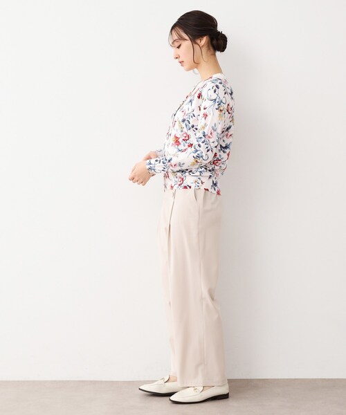 LAURA ASHLEY(ローラアシュレイ)の「【全面プリント/同柄アイテムあり】ローザリンド柄 ニットカーディガン(カーディガン/ボレロ・レディース・ホワイト系3・38/40)」の4枚目の写真