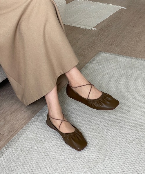 on:nue（オンニュ）の「【on:nue】[3色展開/5サイズ展開] Xストラップフラットシューズ（バレエシューズ・レディース・ブラック/ブラウン/アイボリー・24.5cm/24.0cm/23.5cm/23.0cm/25.0cm）」の3枚目の写真