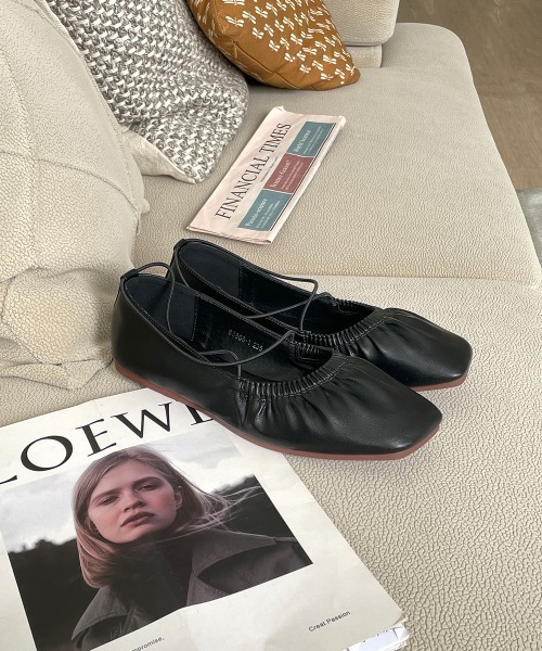 on:nue（オンニュ）の「【on:nue】[3色展開/5サイズ展開] Xストラップフラットシューズ（バレエシューズ・レディース・ブラック/ブラウン/アイボリー・24.5cm/24.0cm/23.5cm/23.0cm/25.0cm）」の6枚目の写真