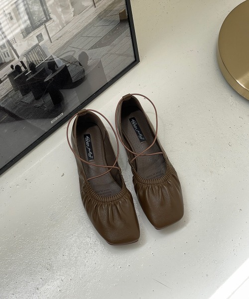 on:nue（オンニュ）の「【on:nue】[3色展開/5サイズ展開] Xストラップフラットシューズ（バレエシューズ・レディース・ブラック/ブラウン/アイボリー・24.5cm/24.0cm/23.5cm/23.0cm/25.0cm）」の8枚目の写真