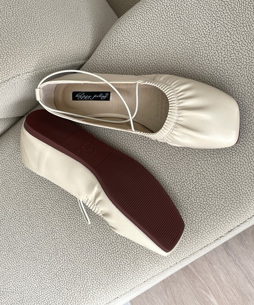 on:nue（オンニュ）の「【on:nue】[3色展開/5サイズ展開] Xストラップフラットシューズ（バレエシューズ・レディース・ブラック/ブラウン/アイボリー・24.5cm/24.0cm/23.5cm/23.0cm/25.0cm）」の10枚目の写真