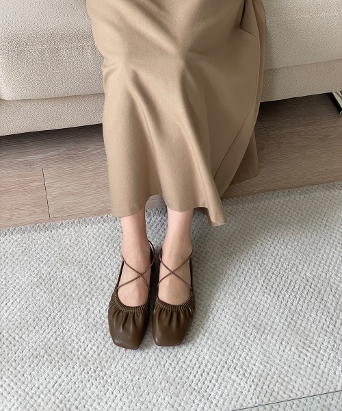 on:nue（オンニュ）の「【on:nue】[3色展開/5サイズ展開] Xストラップフラットシューズ（バレエシューズ・レディース・ブラック/ブラウン/アイボリー・24.5cm/24.0cm/23.5cm/23.0cm/25.0cm）」の19枚目の写真
