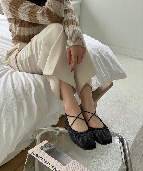 on:nue（オンニュ）の「【on:nue】[3色展開/5サイズ展開] Xストラップフラットシューズ（バレエシューズ・レディース・ブラック/ブラウン/アイボリー・24.5cm/24.0cm/23.5cm/23.0cm/25.0cm）」の21枚目の写真