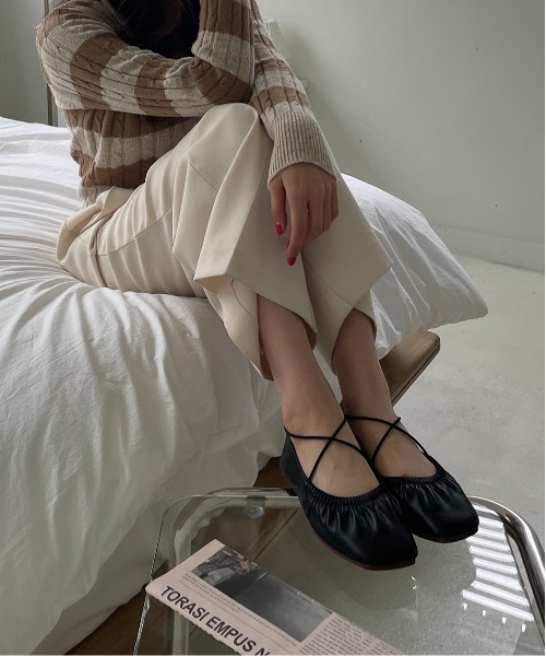on:nue（オンニュ）の「【on:nue】[3色展開/5サイズ展開] Xストラップフラットシューズ（バレエシューズ・レディース・ブラック/ブラウン/アイボリー・24.5cm/24.0cm/23.5cm/23.0cm/25.0cm）」の22枚目の写真