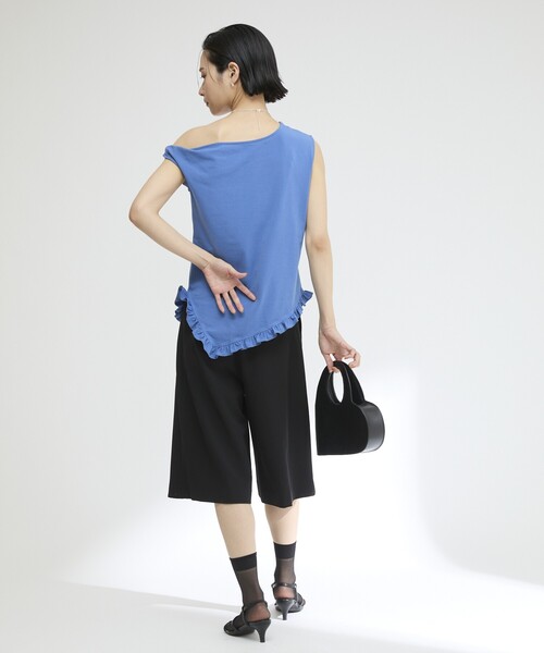 Firsthand（ファーストハンド）の「オーガニックコットン オフショルフリルムトップス / 裾フリル アシンメトリー ノースリーブTシャツ（Tシャツ/カットソー・レディース・ブルー/ホワイト/ブラック/ブラウン・FREE）」の19枚目の写真