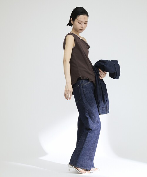 Firsthand（ファーストハンド）の「オーガニックコットン オフショルフリルムトップス / 裾フリル アシンメトリー ノースリーブTシャツ（Tシャツ/カットソー・レディース・ブルー/ホワイト/ブラック/ブラウン・FREE）」の6枚目の写真