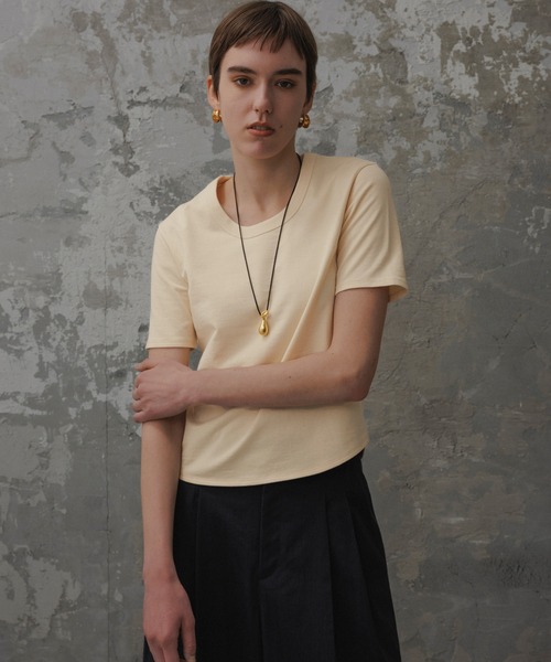 ADAM ET ROPE'(アダムエロペ)の「【EMOELLE】UネックTEE(Tシャツ/カットソー・レディース・ベージュ/ホワイト・FREE)」の7枚目の写真
