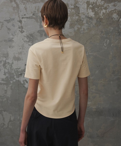 ADAM ET ROPE'(アダムエロペ)の「【EMOELLE】UネックTEE(Tシャツ/カットソー・レディース・ベージュ/ホワイト・FREE)」の8枚目の写真