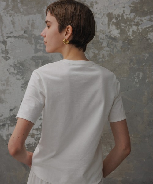 ADAM ET ROPE'(アダムエロペ)の「【EMOELLE】UネックTEE(Tシャツ/カットソー・レディース・ベージュ/ホワイト・FREE)」の12枚目の写真