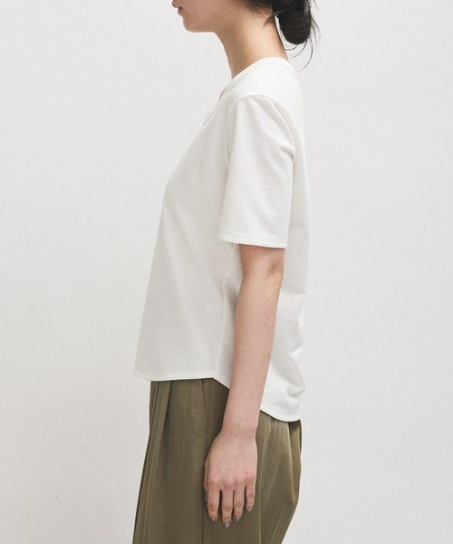 ADAM ET ROPE'(アダムエロペ)の「【EMOELLE】UネックTEE(Tシャツ/カットソー・レディース・ベージュ/ホワイト・FREE)」の17枚目の写真