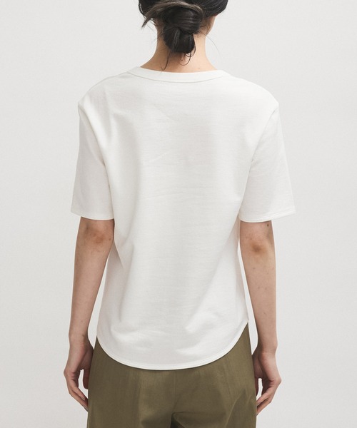 ADAM ET ROPE'(アダムエロペ)の「【EMOELLE】UネックTEE(Tシャツ/カットソー・レディース・ベージュ/ホワイト・FREE)」の18枚目の写真