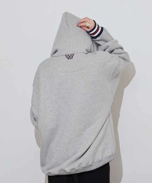 FILA HERITAGE（フィラヘリテージ）の「FILA HERITAGE SWEAT HOODIE ワンポイント刺繍 フーディー（パーカー・メンズ・グレー/ネイビー・XL/L/M）」の4枚目の写真