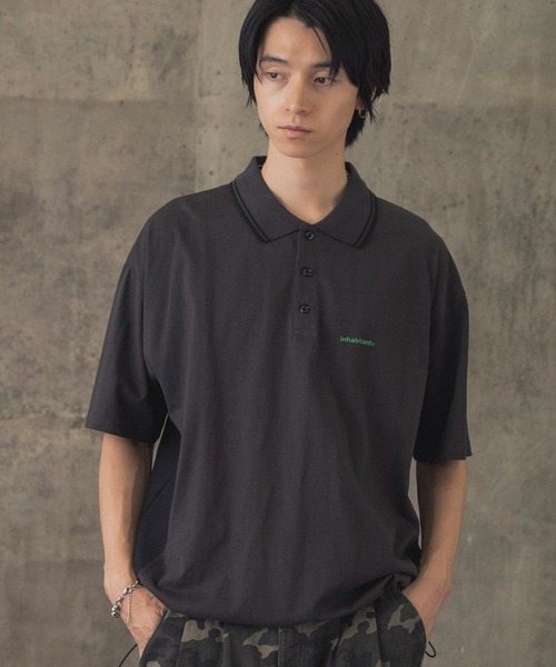 INHABITANT(インハビタント)の「【INHABITANT】ビッグシルエット ワンポイントプリント 半袖切替ポロシャツ カットソー ユニセックス(ポロシャツ・メンズ・チャコール/ホワイト/ブラック・M/L)」の3枚目の写真