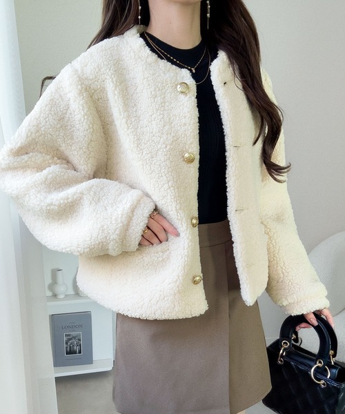 mily bilet(ミウィビレット)の「【mily bilet】リッチ感漂うゴールド釦×ふんわりボアで、羽織るだけで華やかに。エンブレムボタン使いボアジャケット(ブルゾン・レディース・ブラック/アイボリー/ブラウン・LARGE/MEDIUM/SMALL/X-LARGE)」の1枚目の写真