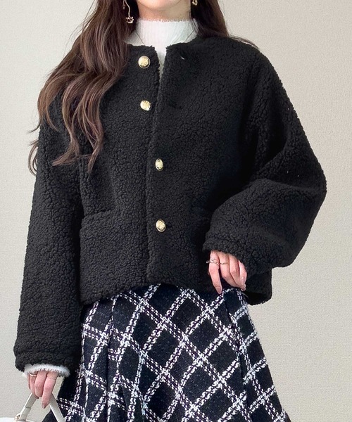 mily bilet(ミウィビレット)の「【mily bilet】リッチ感漂うゴールド釦×ふんわりボアで、羽織るだけで華やかに。エンブレムボタン使いボアジャケット(ブルゾン・レディース・ブラック/アイボリー/ブラウン・LARGE/MEDIUM/SMALL/X-LARGE)」の4枚目の写真