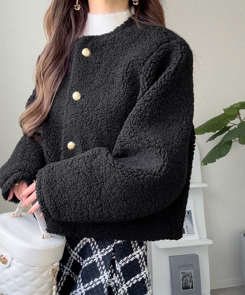 mily bilet(ミウィビレット)の「【mily bilet】リッチ感漂うゴールド釦×ふんわりボアで、羽織るだけで華やかに。エンブレムボタン使いボアジャケット(ブルゾン・レディース・ブラック/アイボリー/ブラウン・LARGE/MEDIUM/SMALL/X-LARGE)」の9枚目の写真