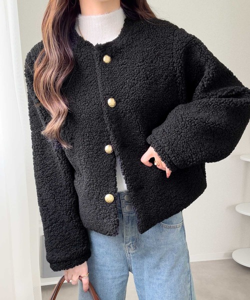 mily bilet(ミウィビレット)の「【mily bilet】リッチ感漂うゴールド釦×ふんわりボアで、羽織るだけで華やかに。エンブレムボタン使いボアジャケット(ブルゾン・レディース・ブラック/アイボリー/ブラウン・LARGE/MEDIUM/SMALL/X-LARGE)」の11枚目の写真