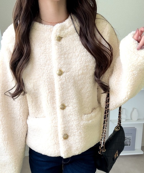 mily bilet(ミウィビレット)の「【mily bilet】リッチ感漂うゴールド釦×ふんわりボアで、羽織るだけで華やかに。エンブレムボタン使いボアジャケット(ブルゾン・レディース・ブラック/アイボリー/ブラウン・LARGE/MEDIUM/SMALL/X-LARGE)」の6枚目の写真