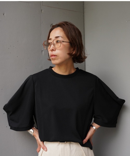 DROIT BELLO(ドロイトベロ)の「DROIT BELLO(ドロイトベロ) 袖タックドレープトップス(Tシャツ/カットソー・レディース・ブラック/アイボリー・F)」の1枚目の写真