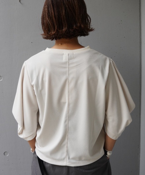 DROIT BELLO(ドロイトベロ)の「DROIT BELLO(ドロイトベロ) 袖タックドレープトップス(Tシャツ/カットソー・レディース・ブラック/アイボリー・F)」の4枚目の写真