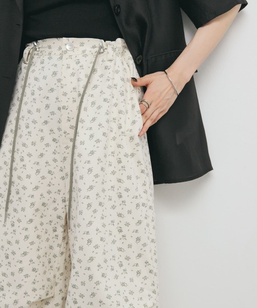 KBF(ケイビーエフ)の「フラワープリントドロストパンツ(その他パンツ・レディース・アイボリー/ベージュ/ブラック・ONE)」の21枚目の写真
