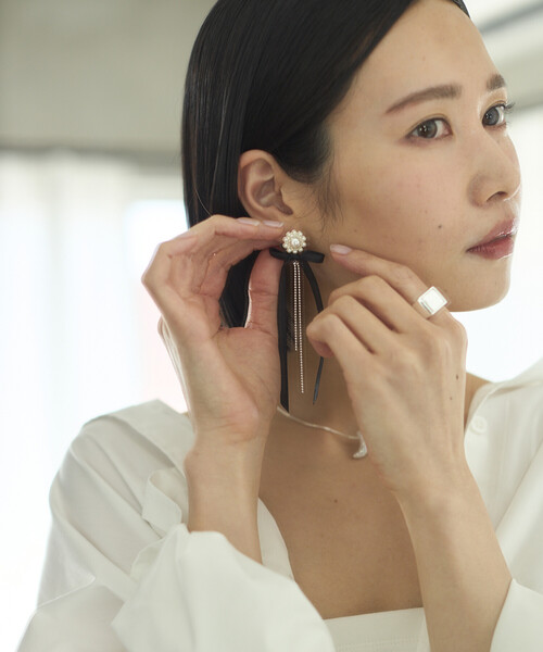 Firsthand（ファーストハンド）の「Firsthand/ファーストハンド ロングリボンチェーンピアス / スタッドピアス / 両耳用（ピアス（両耳用）・レディース・ブラック/オフホワイト・ONE SIZE）」の2枚目の写真