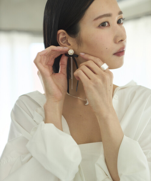 Firsthand（ファーストハンド）の「Firsthand/ファーストハンド ロングリボンチェーンピアス / スタッドピアス / 両耳用（ピアス（両耳用）・レディース・ブラック/オフホワイト・ONE SIZE）」の8枚目の写真