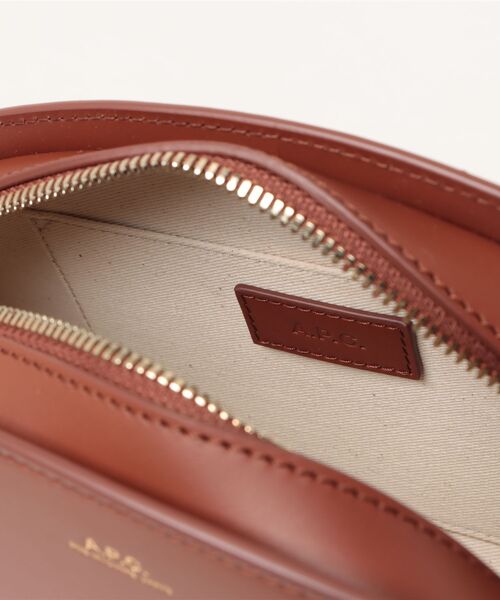 A.P.C.(アーペーセー)の「SAC DEMI-LUNE SHOULDER(ショルダーバッグ・レディース・ブラック/ブラウン・ONESIZE)」の12枚目の写真