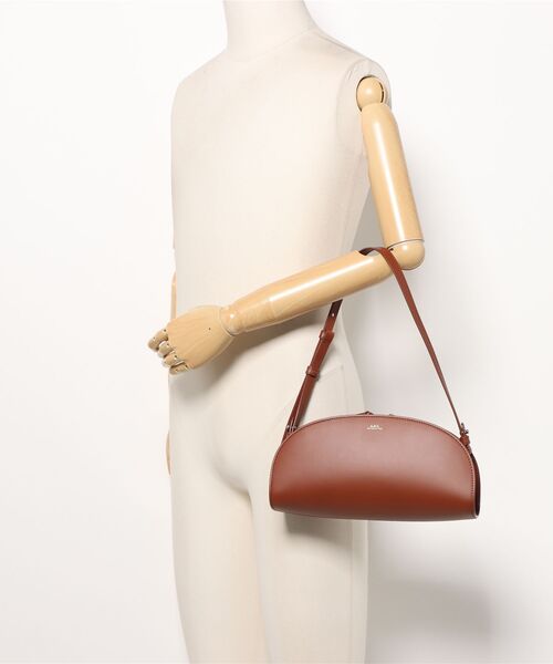 A.P.C.(アーペーセー)の「SAC DEMI-LUNE SHOULDER(ショルダーバッグ・レディース・ブラック/ブラウン・ONESIZE)」の14枚目の写真