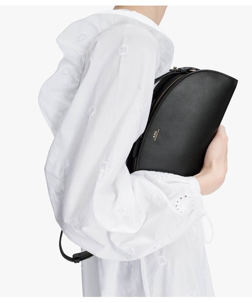 A.P.C.(アーペーセー)の「SAC DEMI-LUNE SHOULDER(ショルダーバッグ・レディース・ブラック/ブラウン・ONESIZE)」の3枚目の写真