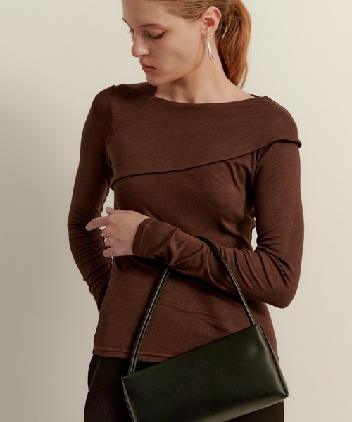 kiehtova(キエトヴァ)の「【kiehtova】asymmetry decorate tops/アシンメトリー デコルテ トップス KTWR40(Tシャツ/カットソー・レディース・ブラック/ブラウン/グリーン・FREE)」の2枚目の写真