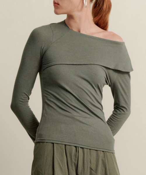kiehtova(キエトヴァ)の「【kiehtova】asymmetry decorate tops/アシンメトリー デコルテ トップス KTWR40(Tシャツ/カットソー・レディース・ブラック/ブラウン/グリーン・FREE)」の3枚目の写真
