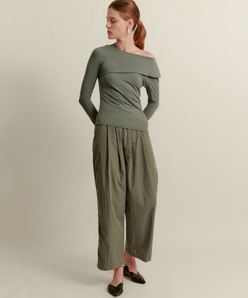 kiehtova(キエトヴァ)の「【kiehtova】asymmetry decorate tops/アシンメトリー デコルテ トップス KTWR40(Tシャツ/カットソー・レディース・ブラック/ブラウン/グリーン・FREE)」の6枚目の写真