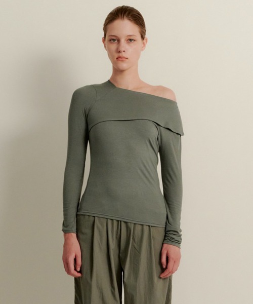 kiehtova(キエトヴァ)の「【kiehtova】asymmetry decorate tops/アシンメトリー デコルテ トップス KTWR40(Tシャツ/カットソー・レディース・ブラック/ブラウン/グリーン・FREE)」の4枚目の写真