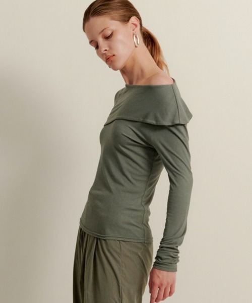 kiehtova(キエトヴァ)の「【kiehtova】asymmetry decorate tops/アシンメトリー デコルテ トップス KTWR40(Tシャツ/カットソー・レディース・ブラック/ブラウン/グリーン・FREE)」の5枚目の写真