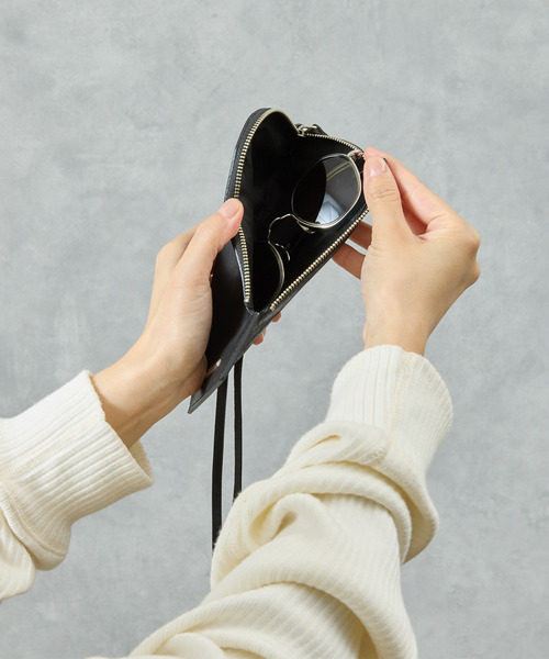 PADRONE（パドローネ）の「PADRONE パドローネ / Eyewear case01 (leather strap) モストロレザー サフィアーノレザーサングラスケース メガネケース / PG9995-5010（サングラス・メンズ・ブラック系その他/ブラック・FREE）」の7枚目の写真