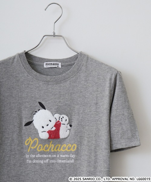 sanrio(サンリオ)の「ハンギョドン サガラ刺繍天竺半袖Tシャツ(Tシャツ/カットソー・メンズ・オートミール/ネイビー/ライトカーキ/チャコール/ピンクベージュ/ブルーグレー/ネイビー系/杢グレー・M/L/LL)」の3枚目の写真