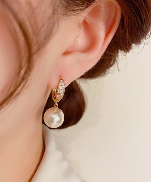 Forcement（フォースメント）の「上品な輝きが耳元を華やかにしてくれる。オフィスにもぴったりなパールピアス（ピアス（両耳用）・レディース・ゴールド・FREE）」の2枚目の写真