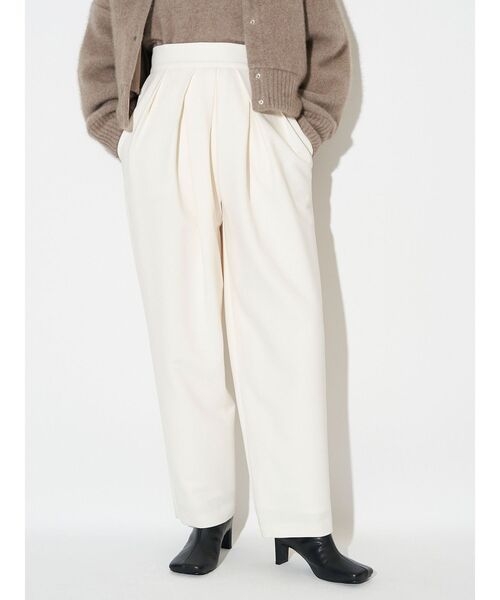 ELENDEEK(エレンディーク)の「ランダムタックドバレルパンツ(その他パンツ・レディース・アイボリー/ブラック・01/02)」の4枚目の写真