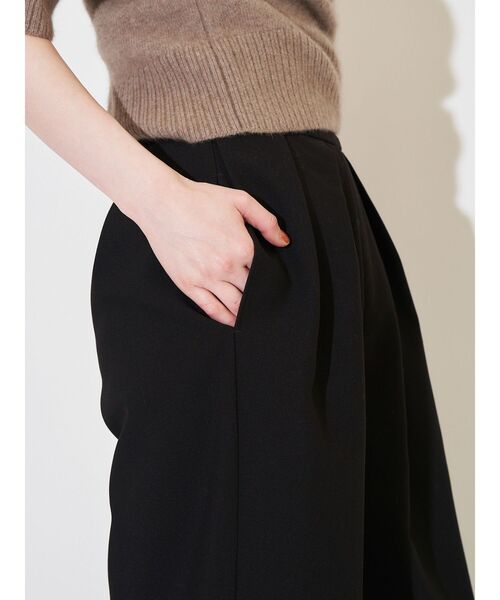ELENDEEK(エレンディーク)の「ランダムタックドバレルパンツ(その他パンツ・レディース・アイボリー/ブラック・01/02)」の15枚目の写真